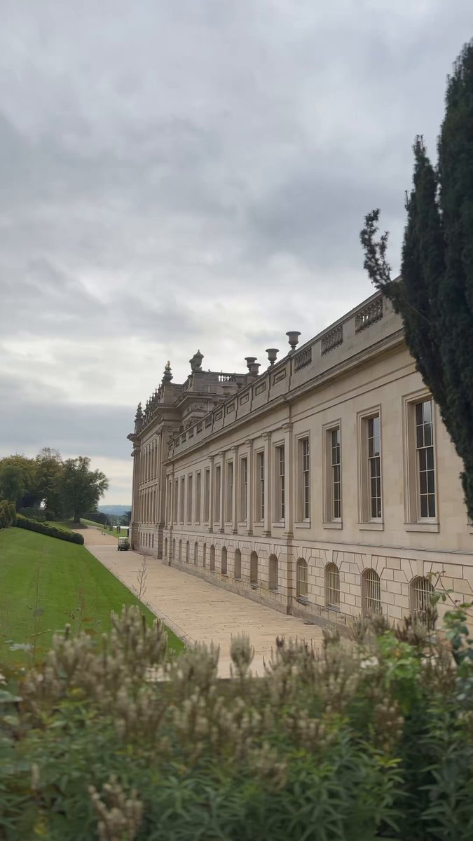 📚 “It is a truth universally acknowledged that books make life better.” Yesterday, The Queen attended The Queen’s Reading Room festival at Chatsworth House. The Queen’s Reading Room, launched by Her Majesty in 2023, is a charity celebrating and promoting the transformative power of books in the UK and beyond.