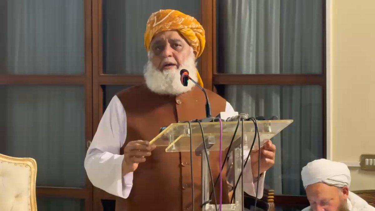 ایک مضبوط اسلامی بلاک ہماری جماعت کے نظریہ اور منشور کا حصہ ہے،فی الوقت یہ بلاک او آئی سی کی شکل میں علامتی طور موجود تو ہے مگر ہم اس کو عملی طور مضبوط بنانا چاہتے ہیں جس میں فلسطین اور کشمیر سمیت دنیا بھر کے مسلمانوں کے مسائل حل ہوسکیں،ہمیں اسلامی دنیا میں تقسیم کی وجوہات اور اس کے ممکنہ حل کی طرف بھی سوچنا چاہئے،اختلافات کو کم کر کے معاملات کو درست کرنے کی ضرورت ہے۔ اس حوالے سے ریاض معاہدہ خوش آئند ہے،سعودیہ اور پاکستان اسلامی دنیا کو لیڈ کرنے کی صلاحیت رکھتے ہیں،دنیا بدل رہی ہے،200 سال بعد پھر سے معیشت ایشیا کی طرف لوٹ رہی ہے،چین امریکہ کی معاشی برتری کو چیلنج کر رہا ہے اور چین کے پاس ایشیا میں وحدت پیدا کرنے کی بھرپور صلاحیت ہے،ہمارے پاس بھی سارک اور آسیان جیسے علامتی فورمز کو مضبوط کرنے کی ضرورت ہے۔ ایشیا میں داخلی تنازعات کی بڑی وجہ مودی جیسے حکمران ہیں،لیکن امن پسند قیادت ان اختلافات کو اصولی بنیادوں پر ختم کرسکتے ہیں،بین الاقوامی ثالثی بھی ہم قبول کرنے کے لئے تیار ہیں۔ اس وقت عالمی تغیرات کو سمجھ کر ان کے مطابق فیصلے کرنے کی ضرورت ہے۔