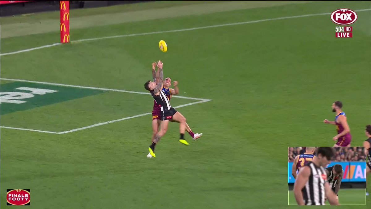 "That's a free kick every day of the week." It's getting chaotic now, and EVERYONE is getting tense 😬 📺 Watch #AFLPiesLions on ch.504 or stream on Kayo: ✍️ BLOG 🔢 MATCH CENTRE