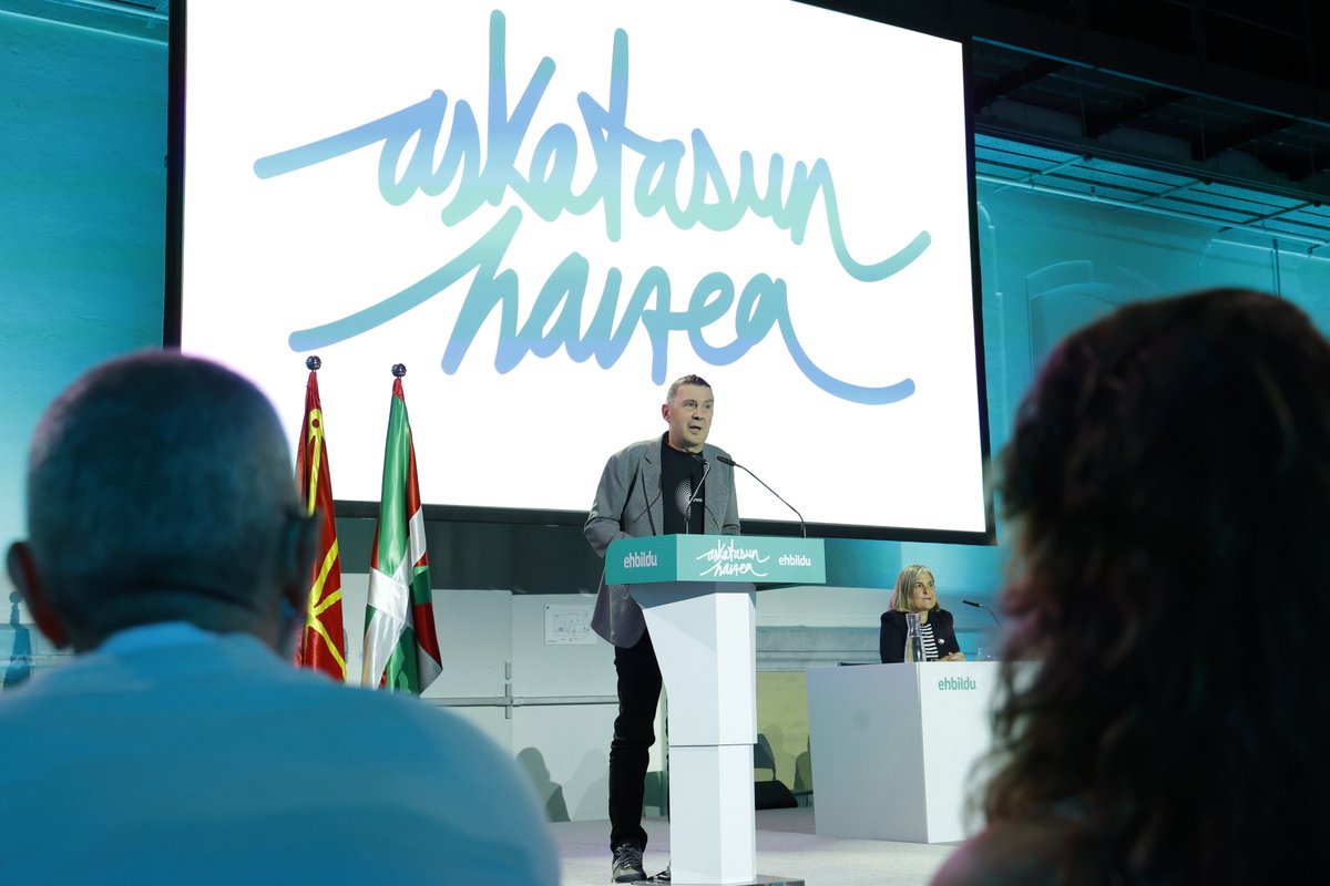 EH Bilduk proposamen berria luzatu nahi dio Euskal Herriari eta euskal herritarrei, apaltasunez eta harrokeriarik gabe. EH Bildu|k ez ditu galdera guztien erantzunak ez konponbideak, horregatik, elkarrizketa nazionala egingo dugu, herritarrei ahotsa emanez.