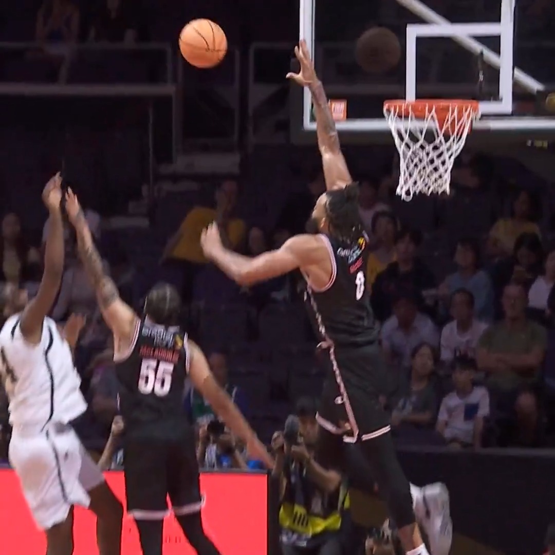 Eylül 2025'te bu ismin karşımıza çıkmasını beklemiyorduk... JaVale McGee, acayip bir blok yapıyor.