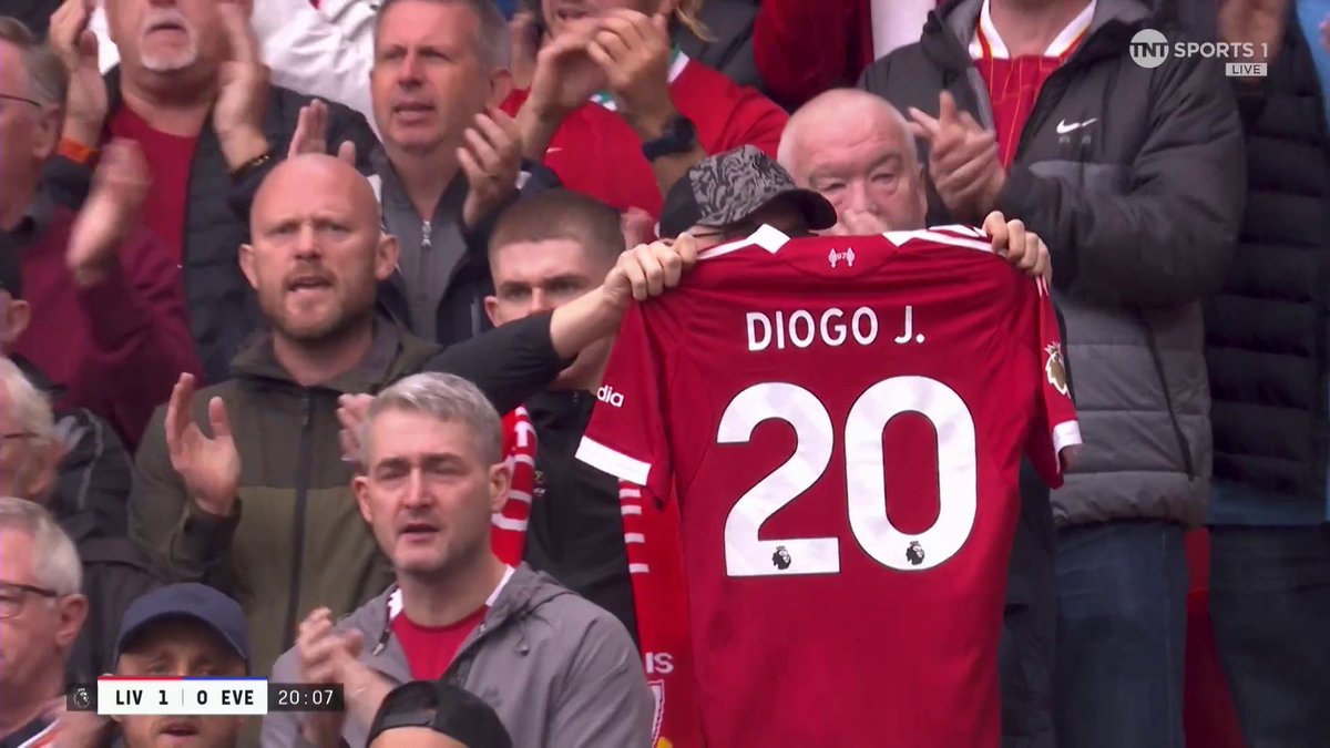 Anfield erupts in applause during the 20th minute of the Merseyside Derby in memory of Diogo Jota ❤️