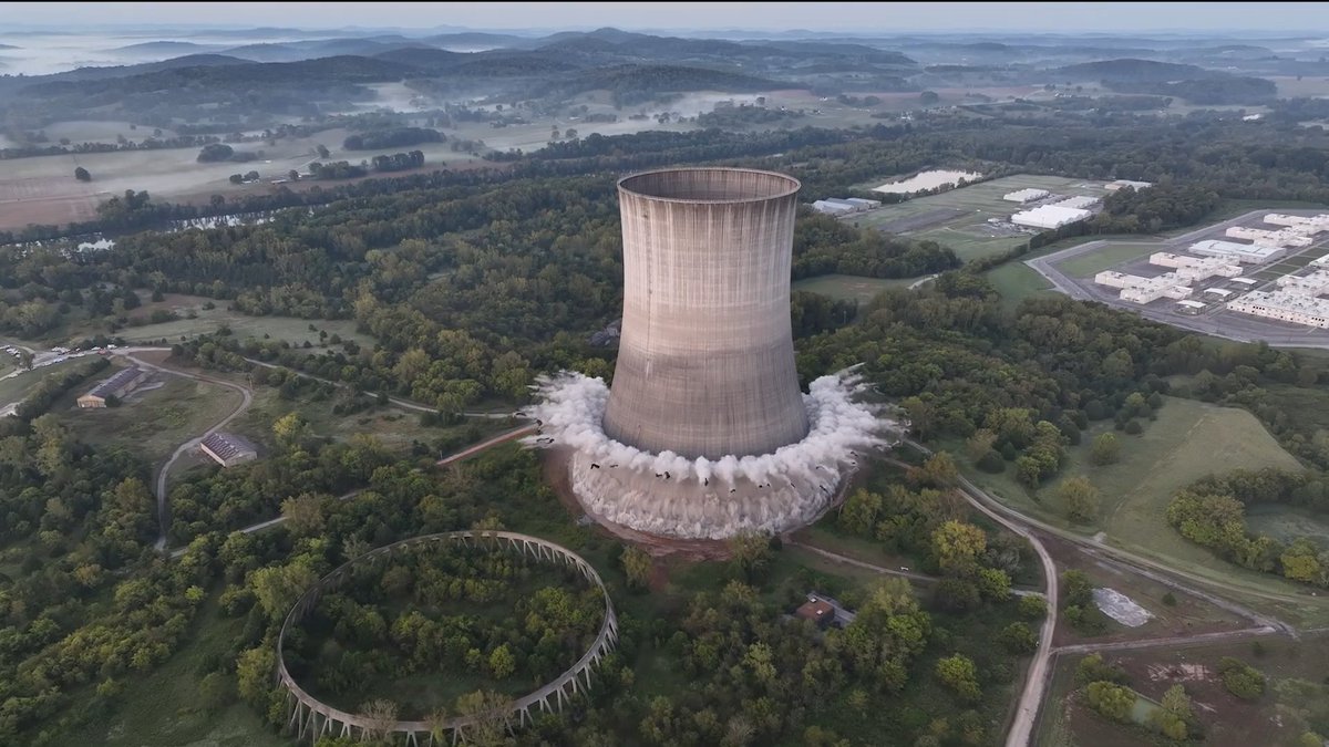 IMPACTANTE: Demuelen una torre de refrigeración de 160 metros en EE.UU. La demolición busca modernizar las instalaciones y abrir paso a nuevos proyectos locales en Tennessee. La torre representaba una especie de 'huella' de la era de la energía nuclear en EE.UU.