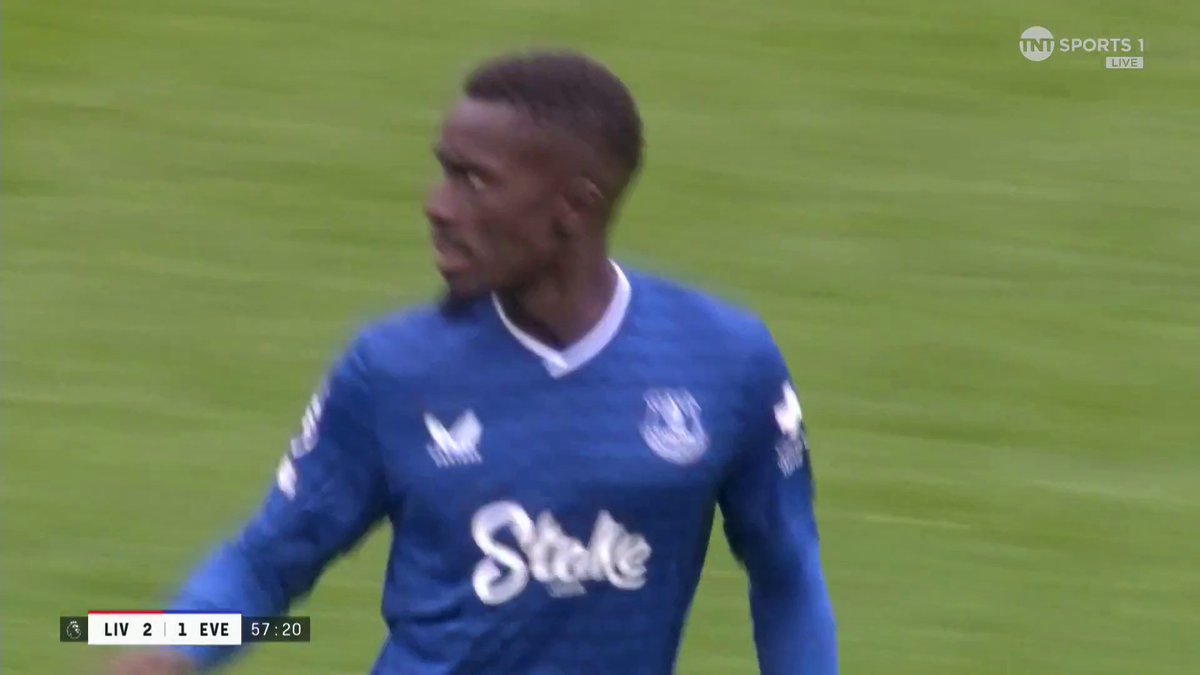 Idrissa Gana Gueye with a quality strike to get a goal back for Everton against Liverpool ๐ฎโ๐จ TNT Sports & discovery+ UK