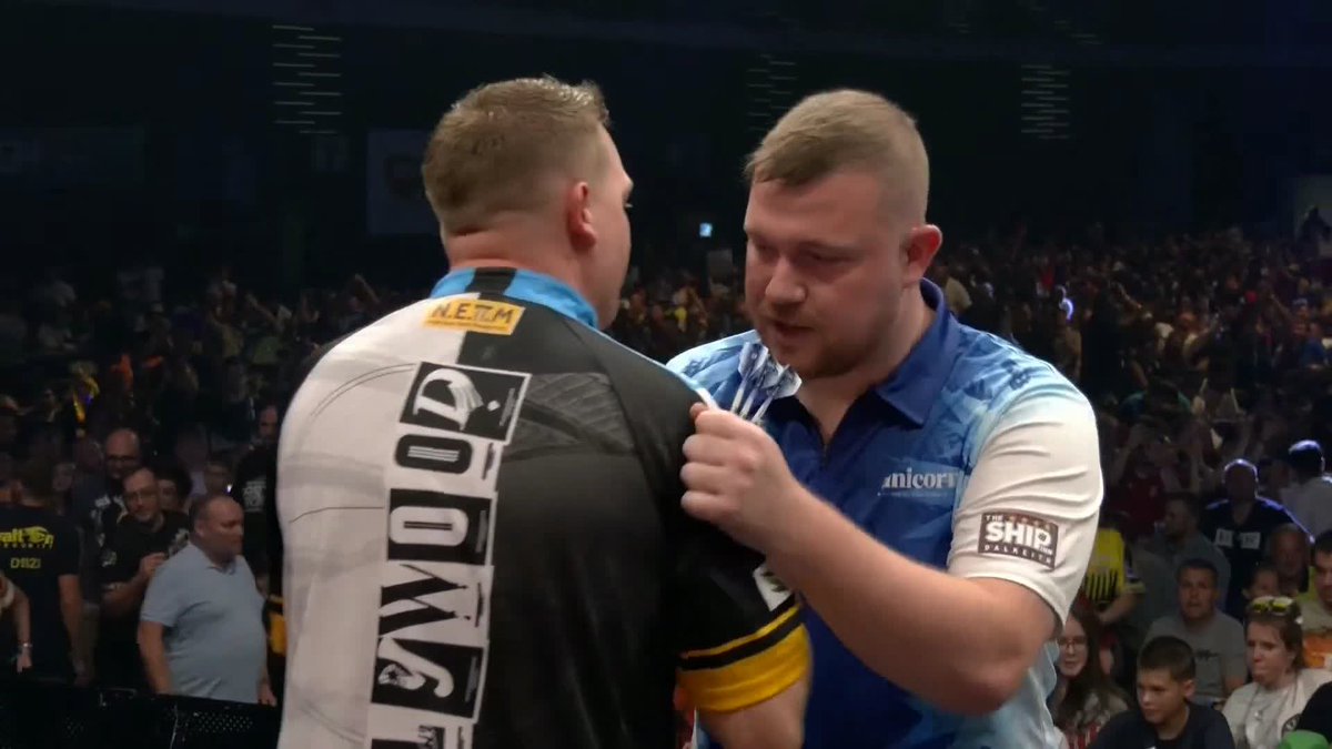 DOBEY BATTLES PAST BEVERIDGE! Chris Dobey recovers from a sluggish start to defeat Darren Beveridge in Budapest, winning five straight legs to advance to Round Three! 📺 #ET12 | R2