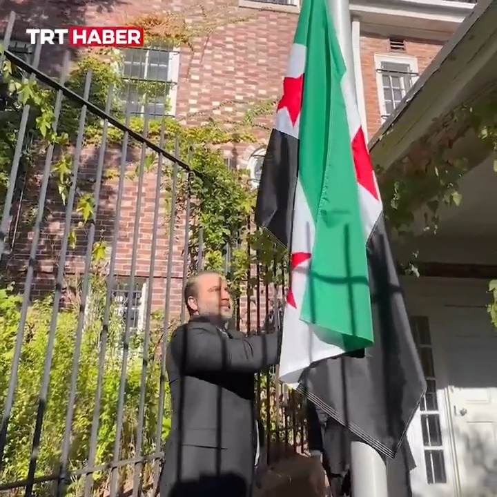 Suriye, 58 yıl sonra ilk kez BM Genel Kurulu'nda devlet başkanı düzeyinde temsil edilecek. Suriye Cumhurbaşkanı Şara'nın konuşmasından önce ülkenin bayrağı, Washington'daki büyükelçilik binasında göndere çekildi.