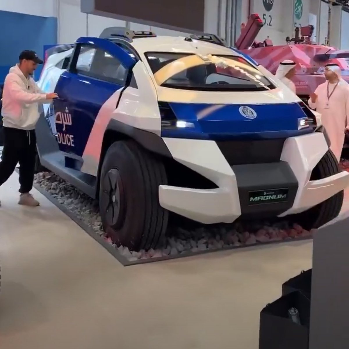 🇦🇪 | Así es el 'tanque policial' autónomo que patrullará Abu Dabi.