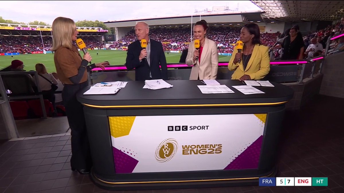 "It's incredible that that's been missed." 😬 It looks like Natasha Hunt knocked the ball forward prior to Ellie Kildunne's try 🔎 #RWC2025