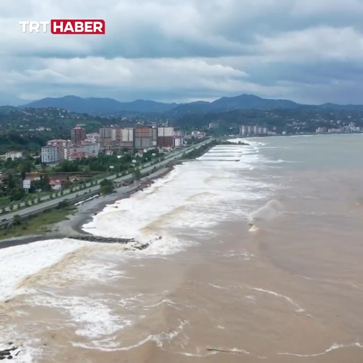 Rize'de denizin rengi değişti. Fırtına Deresi'nden akan çamurlu su, denizin rengini kahverengiye çevirdi.