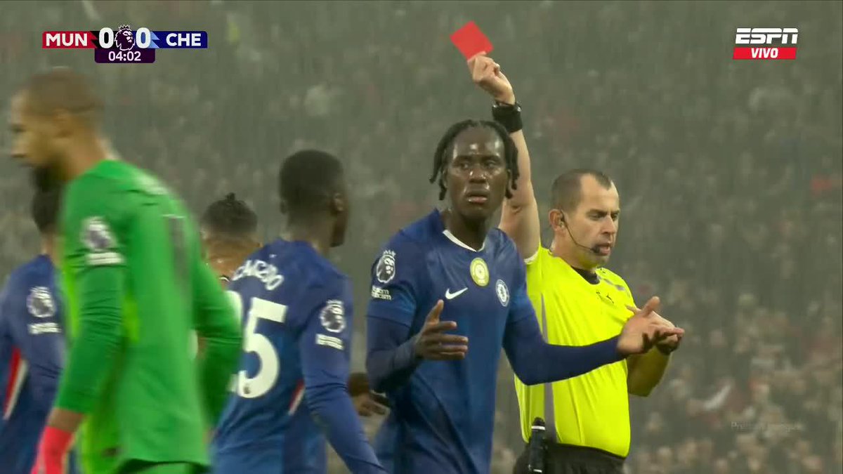 Patadón de Robert Sánchez y EXPULSIÓN para el arquero del Chelsea en ¡4 MINUTOS DE PARTIDO! en Old Trafford. Enzo Maresca hizo DOS CAMBIOS por esa roja, sacando a Estevão y Pedro Neto. Increíble arranque. 😳❌