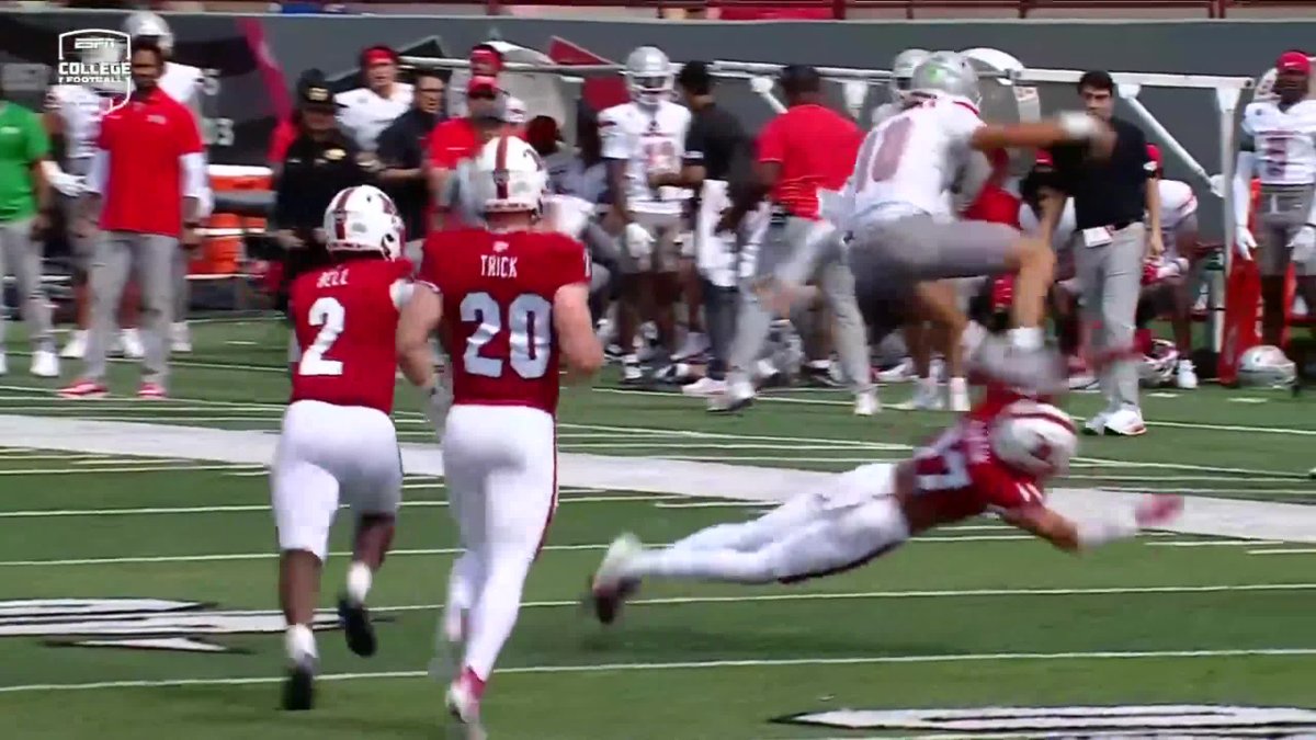 UNLV QB ANTHONY COLANDREA HURDLED THIS DEFENDER WITH EASE ๐ฎโ๐จ