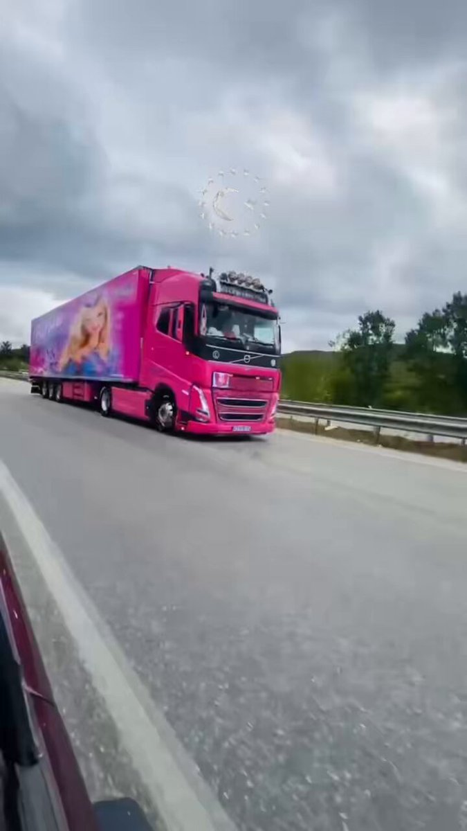 ⚫️ Tırını pembe barbie konseptine çeviren adam, harbi şoför değil barbie şoför oldu.