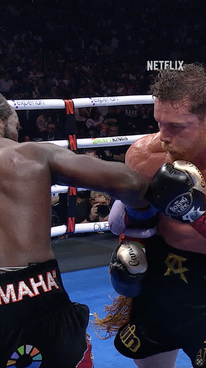 Watch this nasty hand trap from Terence Crawford late in the fight against Canelo Álvarez. Incredible technique and skill 🔥