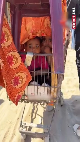 Bir market arabasında iki kardeş... Gazze, soykırımcı İsrail’in zulmüyle yine sürgün...