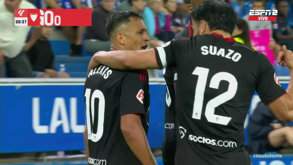 ⚽ ¡GOOOL DE ALEXIS Y ABRAZO CHILENO EN SEVILLA PARA ESTE 18! 🇨🇱 El ariete nacional definió con un toque preciso para derrotar al arquero del Alavés, anotar el 2-1 parcial de su equipo y celebrarlo junto a Gabriel Suazo. ▶️ Mira nuestros partidos de 🇪🇸 #LaLiga en #DisneyPlus.