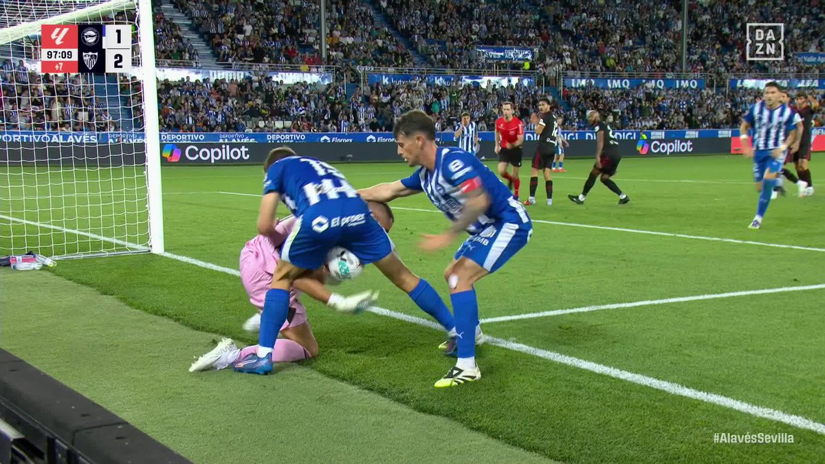 SALTARON CHISPAS EN LOS ÚLTIMOS MINUTOS DEL ALAVÉS - SEVILLA 🤯👀 🔗 #LALIGAenDAZN ⚽️