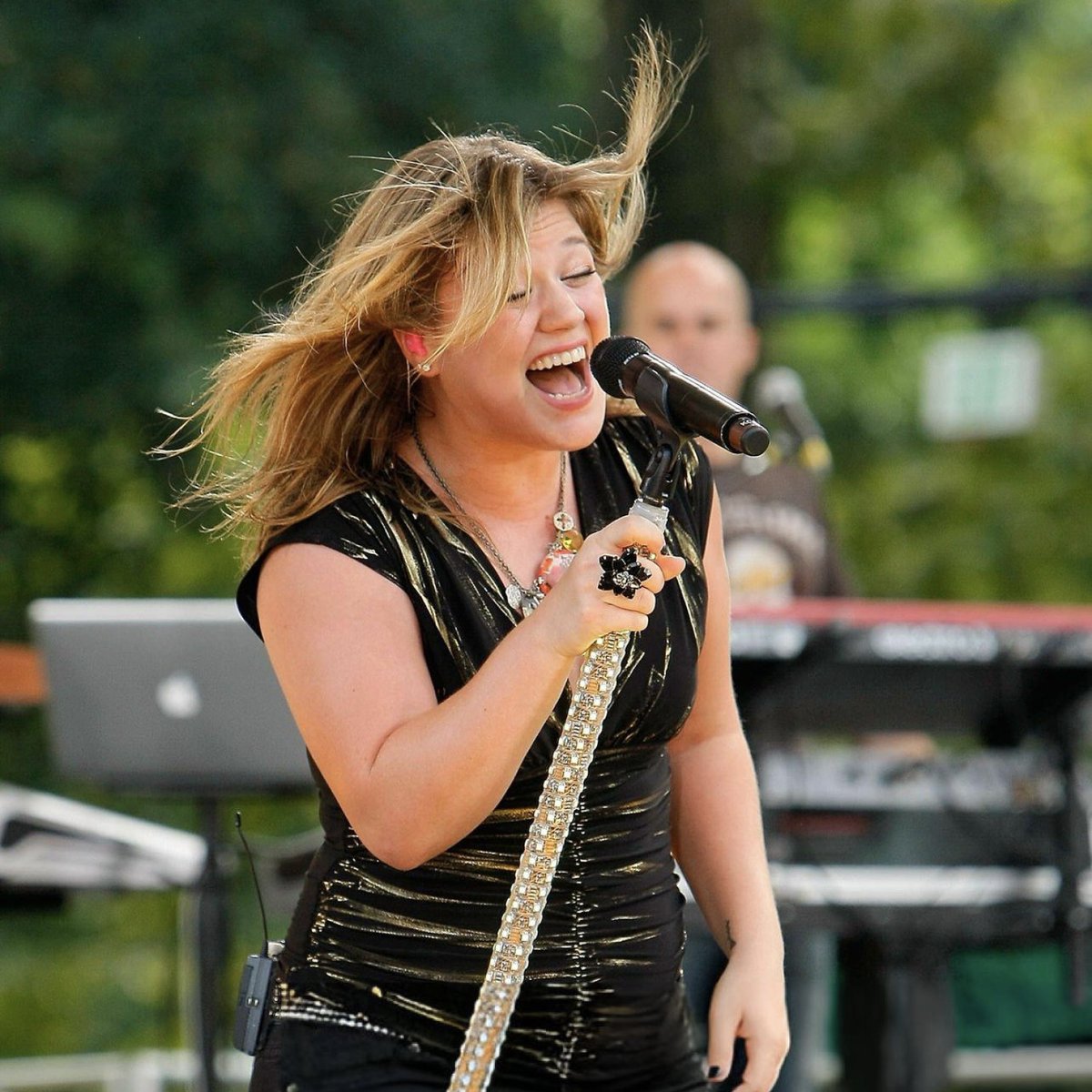 Kelly Clarkson might be the ONLY singer who can randomly pull out a Whitney Houston song while sitting down and still absolutely NAIL it