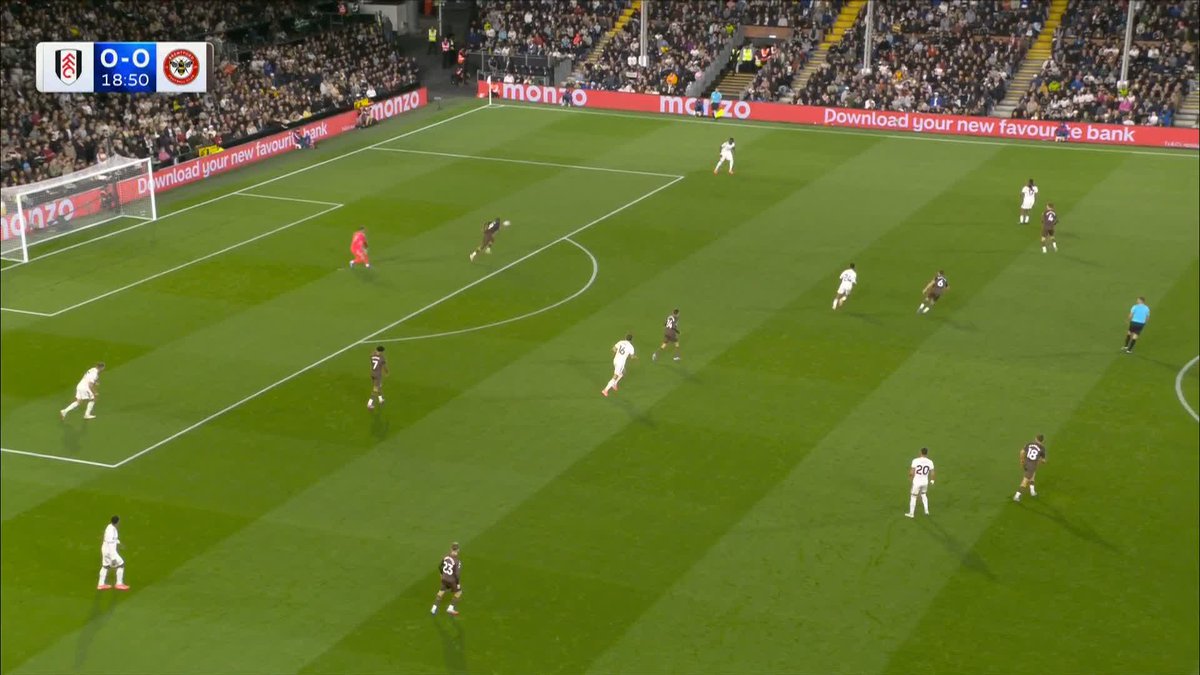 Mikkel Damsgaard takes full advantage of a loose pass and Brentford are ahead! 🐝