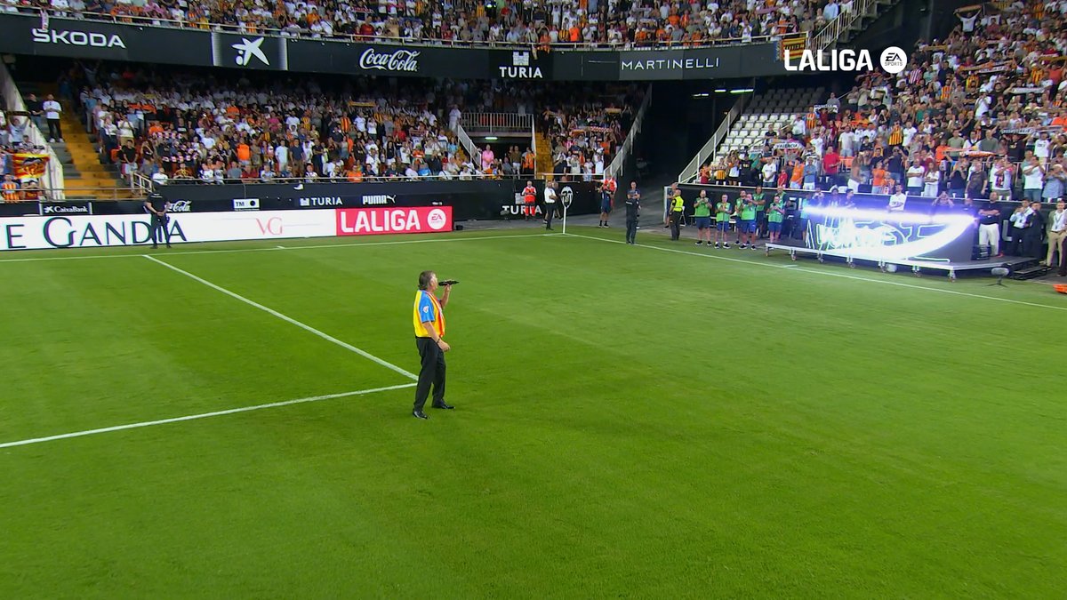 MEMORABLE 🦇 📺 Así se ha vivido en el Camp de #Mestalla la espectacular previa que han protagonizado Francisco y Wade #ValenciaAthletic #ADNVCF