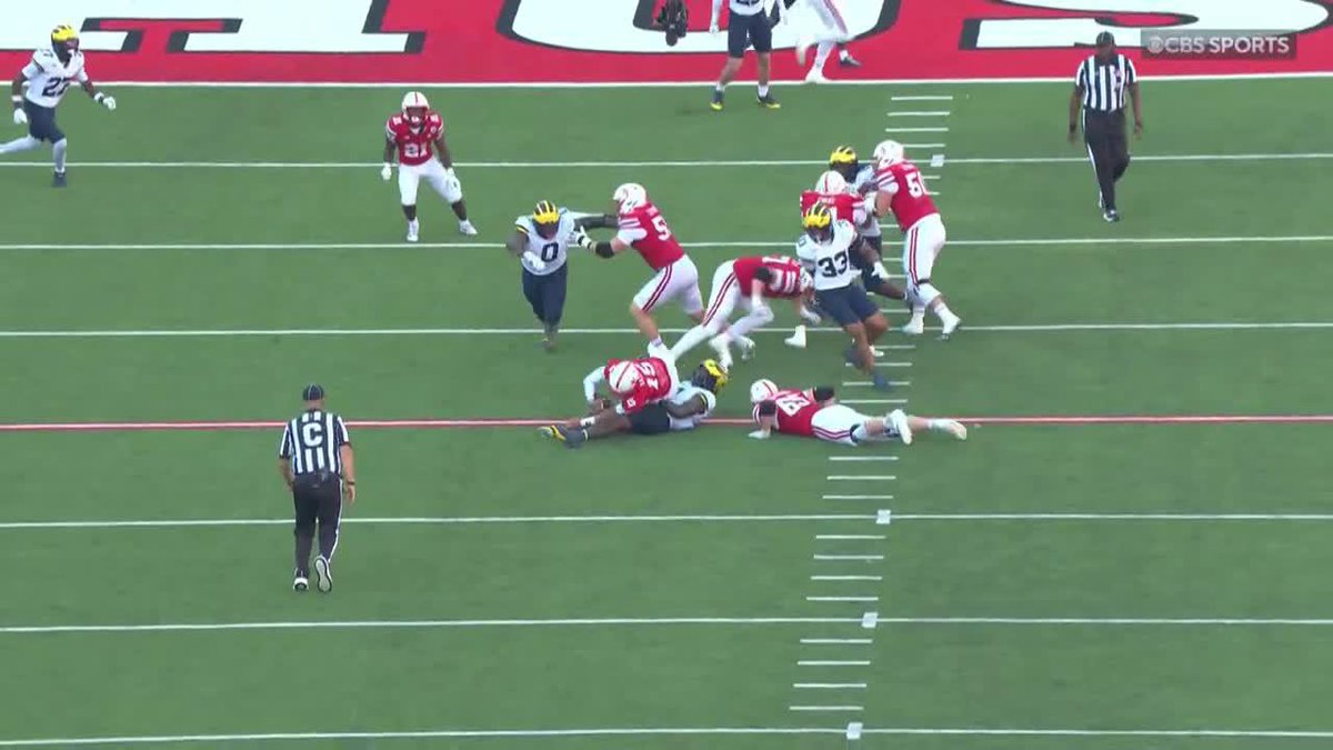 Derrick Moore with the sack 😤 Michigan Football is all over Dylan Raiola today