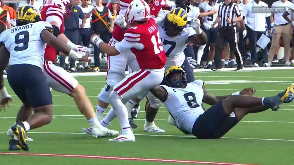 "They just can't hold up against the Michigan pressure." Michigan Football with SEVEN sacks so far on the day.