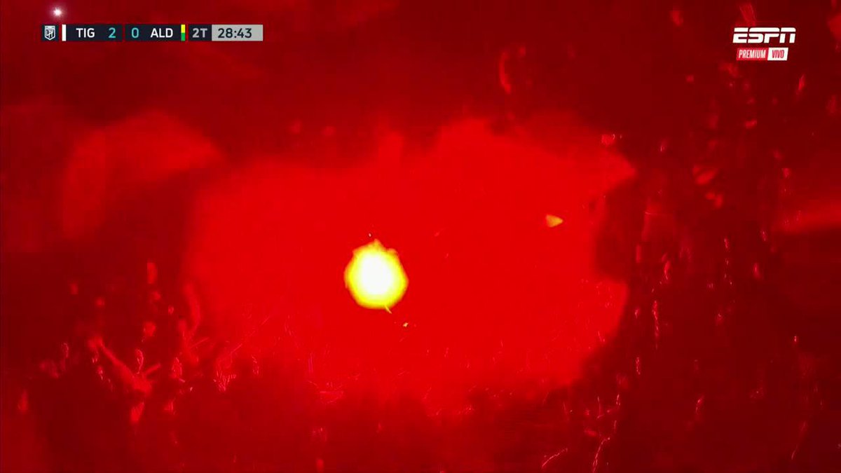 SE CORTÓ LA LUZ EN LA CANCHA DE TIGRE, BAJO UN DILUVIO DESCOMUNAL Y LOS HINCHAS NO PARAN DE CANTAR. ⛈️🎷