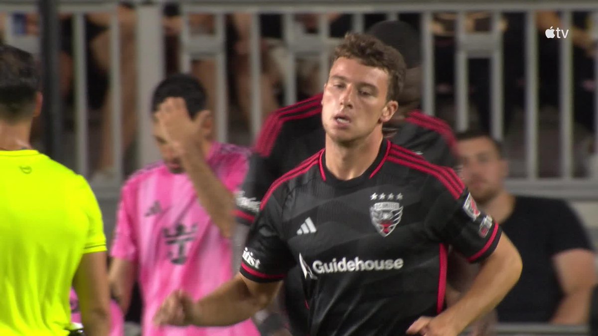 The counter from D.C. United. 👌 Benteke with a great pass to Jacob Murrell for the goal.