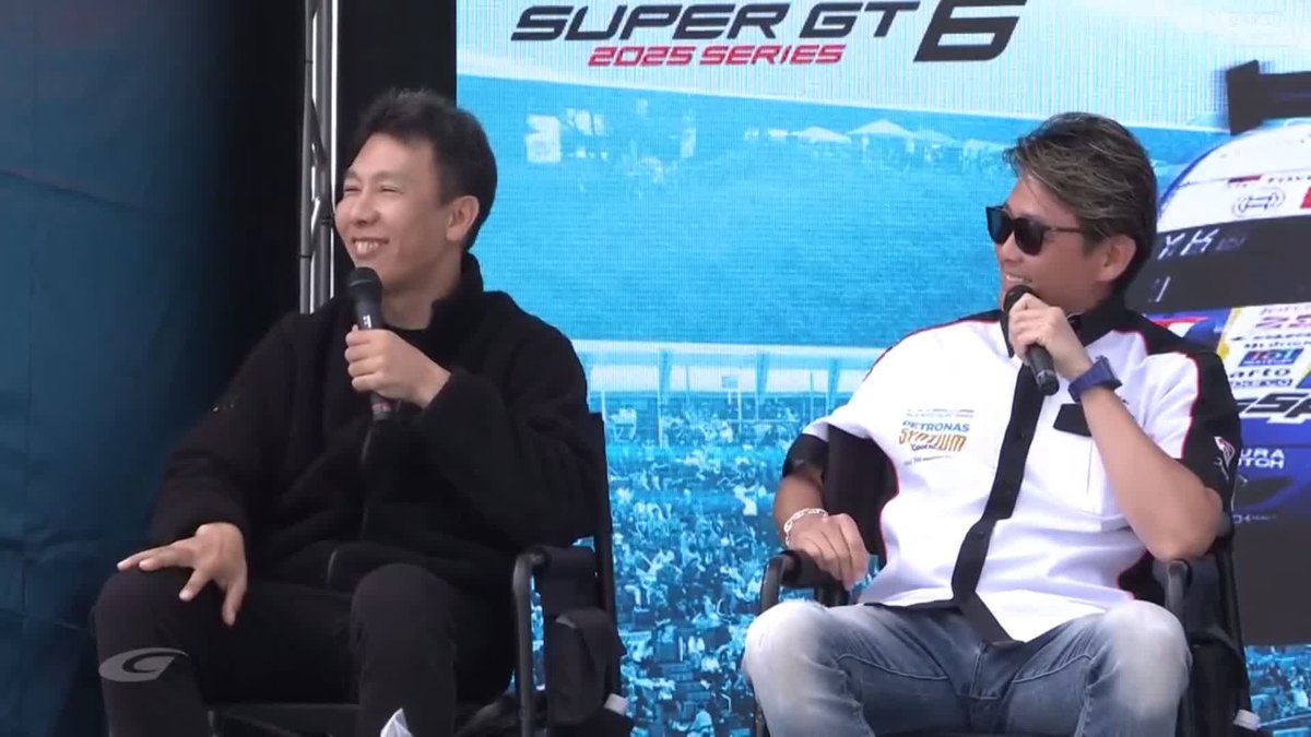 2000年のフォーミュラトヨタからの同級生で仲良し？な 小暮卓史選手と吉本大樹選手😁 小暮選手のタケコプターが描かれたヘルメットの話へ⛑️🚁 #SUPERGT 2025 第6戦 スポーツランドSUGO 9/20〜9/21 徹底LIVE配信！ 🔽ご視聴/ご購入は🔽 #スーパーGT
