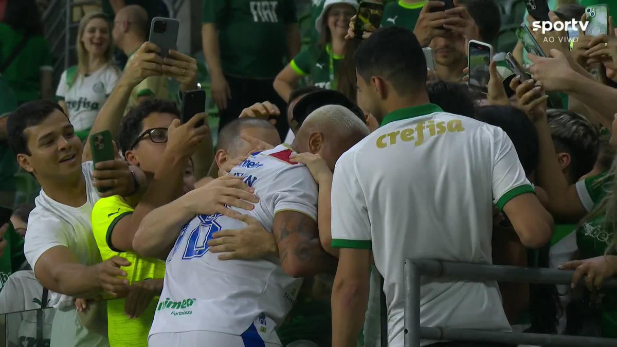 Deyverson abraçando torcedores palmeirenses no Allianz Parque após Palmeiras 4x1 Fortaleza. 🎥 sportv | ge