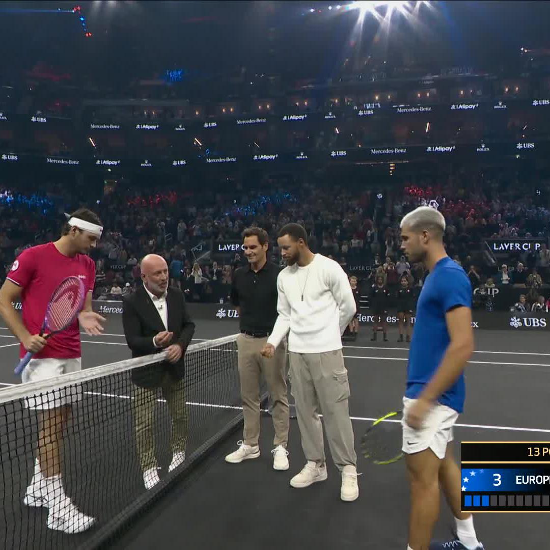 An iconic coin toss for Taylor Fritz vs. Carlos Alcaraz 🫡 Roger Federer | Stephen Curry | #LaverCup