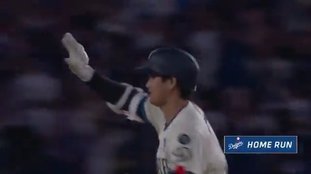 大谷翔平が第53号ホームラン! 2試合連発💥 飛距離:122.8m 打球速度: 172.8キロ 角度:33度 ↓ 本塁打リーグ1位タイ!シュワーバーに並ぶ 〜ナ・リーグ本塁打〜 1位:シュワーバー53HR 1位:大谷翔平 53HR 3位:ソト 42HR -- 【シーズン成績】 打率.283 53本塁打 99打点 19盗塁 出塁率.395 OPS1.018 🎥Los Angeles Dodgers #大谷翔平 #ドジャース