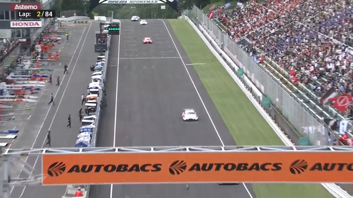 レーススタート🏁 2番手スタートの39号車関口雄飛選手が アグレッシブな動きで16号車大津弘樹選手にプレッシャーをかける‼️ #SUPERGT 2025 第6戦 スポーツランドSUGO 9/20〜9/21 徹底LIVE配信！ 🔽ご視聴/ご購入は🔽 #スーパーGT