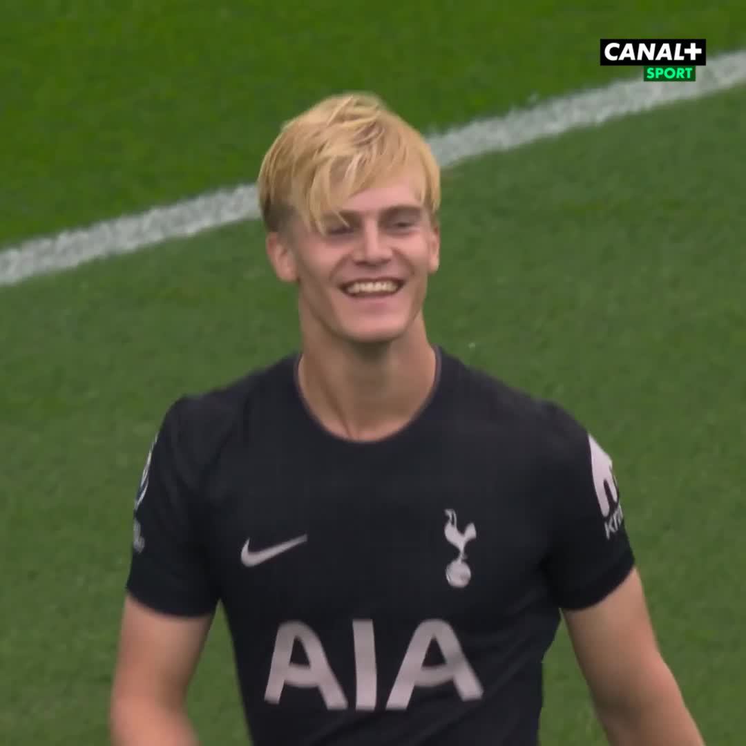 Když se chceš zbavit obránce za každou cenu! 😅 Lucas Bergvall to zkusil, ale u hlavního rozhodčího mu kreativní náběh neprošel. ❌