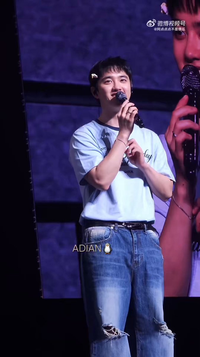 kyungsoo: ah, and i’ve got something funny on my head, right? fans: so cute! kyungsoo: i think this is my first time ever doing something like this… it’s a popcorn hair pin… the stylist personally made it for me, and since they put so much care into it… i couldn’t help but wear it~ ʘ̅♡ʘ̅ fans: so pretty! kyungsoo: *pats the hair pin* ©阿点点点不是傻瓜