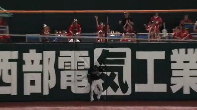 最後の最後で #中川圭太 スーパープレー😲 フェンスにぶつかりながら懸命の背走キャッチ🙌🙌 素早く二塁送球でダブルプレーに‼ いま加入でさらにおトク!毎月PayPayポイントもらえる 今季こんなシーンも👀 ▶️ #Bs2025 #パリーグ #ベースボールLIVE