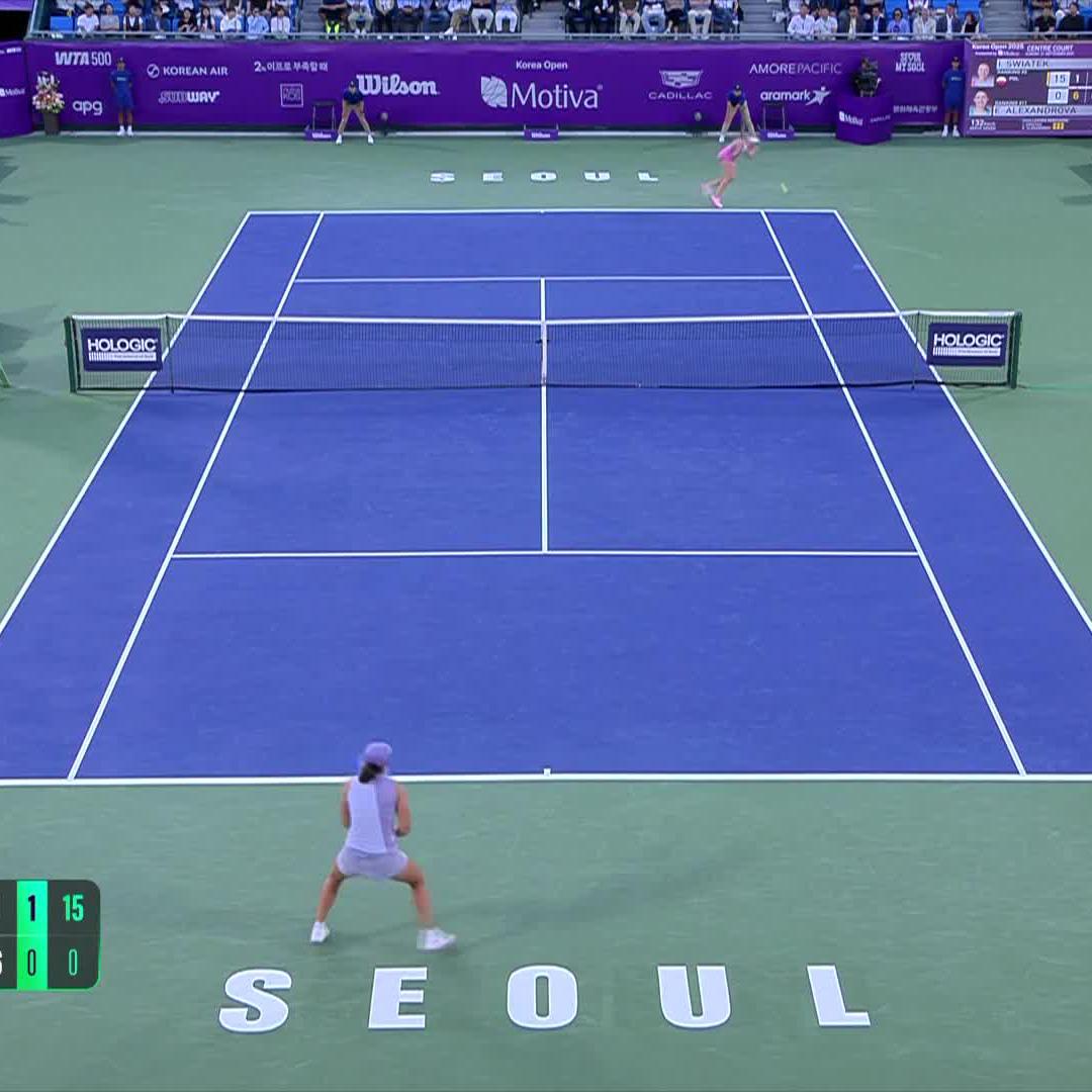 That backhand 🔥 Ekaterina Alexandrova is keeping the pressure on Swiatek in this second set. #KoreaOpen
