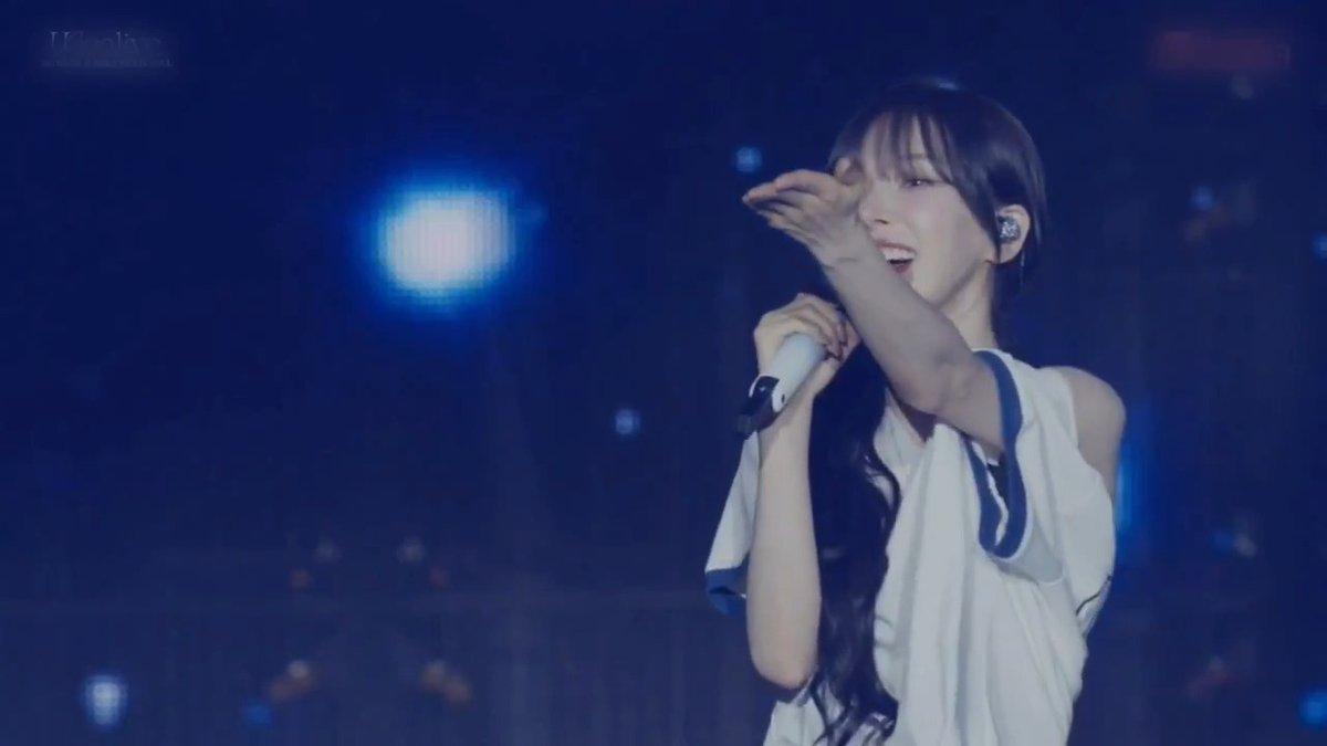 WENDY SINGS BEST FRIEND AND POINTED AT SEULGI AND IRENE'S DIRECTION 😭