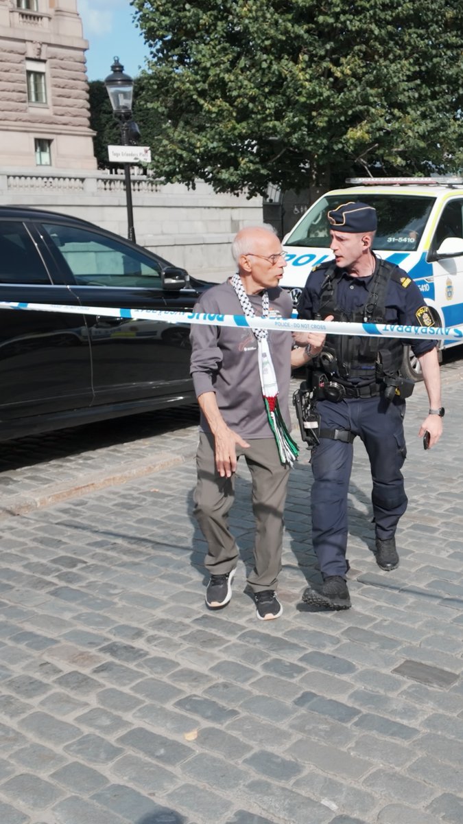 Många Palestinaaktivister är inget annat än bidragsberoende vuxenbebisar. Ett färskt exempel: en man försökte forcera polisens avspärrningar vid riksmötets öppnande – bara för att han ville gå på toaletten.