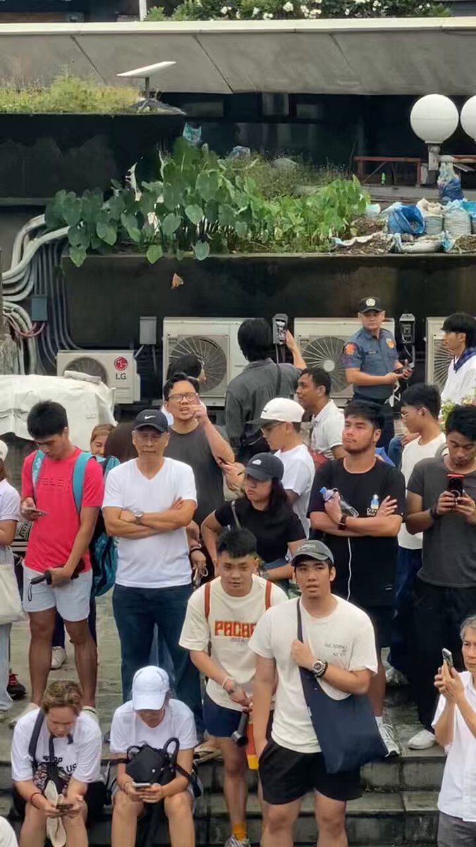 Aktor na si KD Estrada at Noel Comia, pumunta sa EDSA upang makiisa sa kilos protesta ngayong araw! #MEGApelikula #BahaSaEDSA #AksyonLabanSaKorapsyon