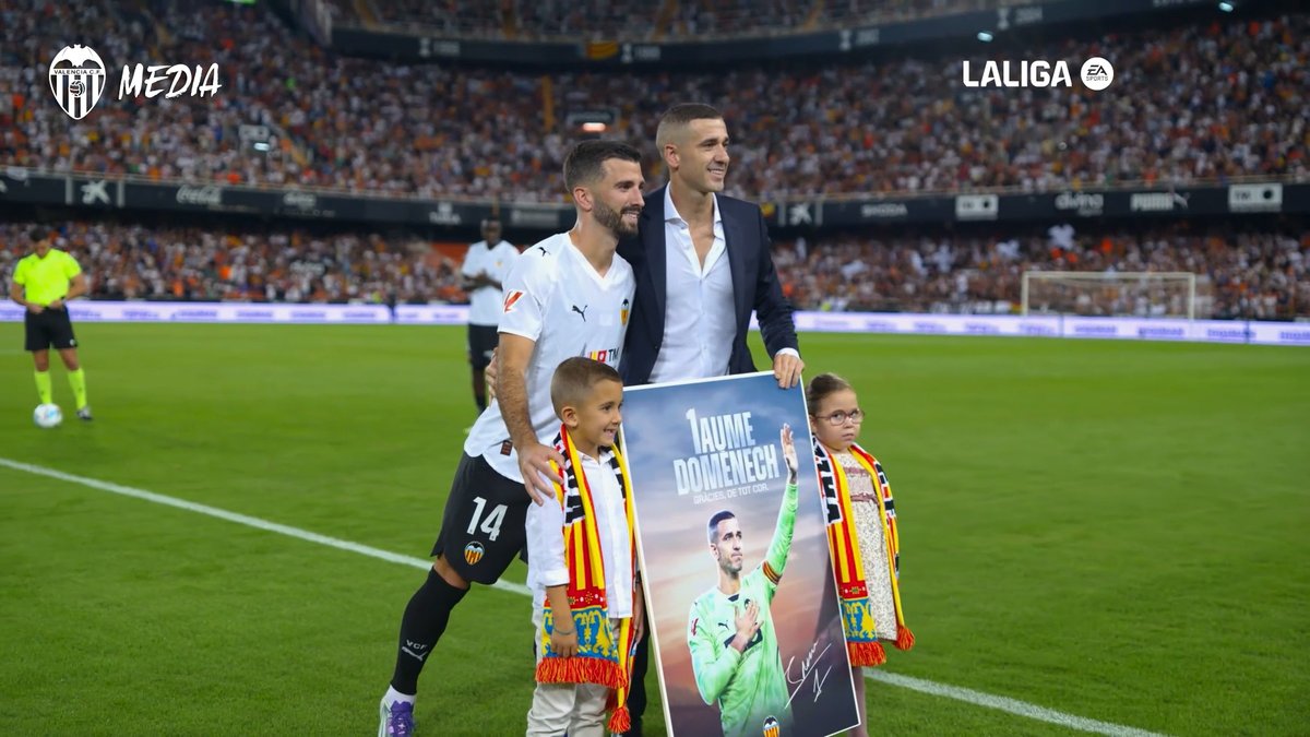 💬 Jaume Domènech: "Ha sido muy bonito y muy emotivo" El Camp de #Mestalla brindó un merecido homenaje al excapitán valencianista 🏟️ #ADNVCF 🦇