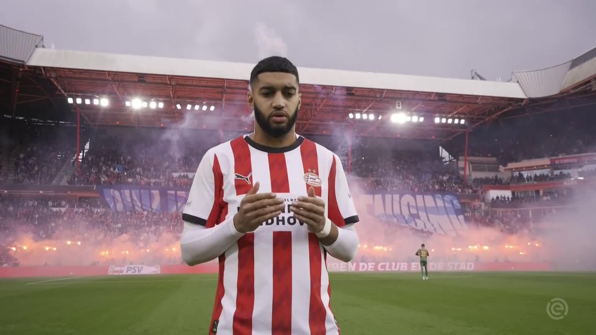 An incredible pre-match atmosphere ahead of PSV v Ajax, but now the referee has taken the two teams back inside 🎆 A delay to kick-off in De Topper, even with many of the players eager to get started 👀