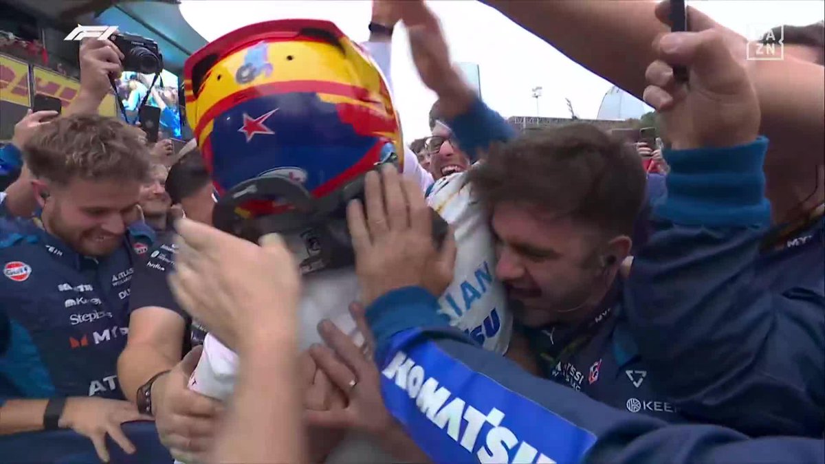 ¡LA LOCURA TOTAL CON SU GENTE! ¡LA QUE SABE LO QUE HA SUFRIDO Y LO QUE HA CURRADO PARA CONSEGUIR ESTO! 😍 ERES MUY GRANDE, CARLOS 👏👏👏👏 #AzerbaiyanDAZNF1 🇦🇿