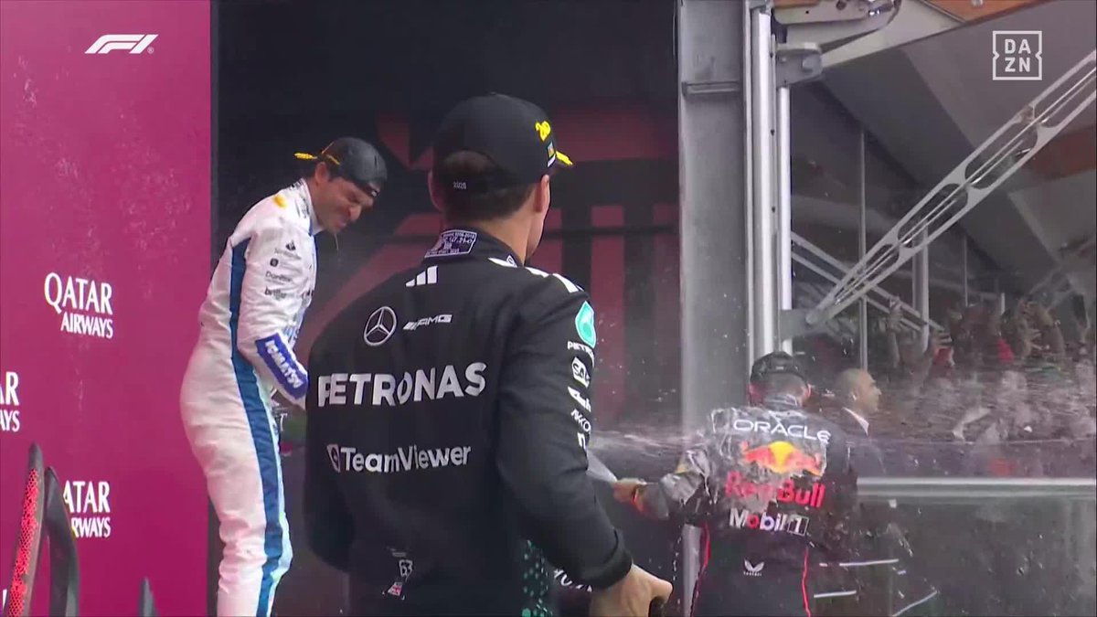 ¡SE DESATA LA LOCURA EN EL PODIO! 🍾 CARLOS SAINZ ES UNA DE LAS PERSONAS MÁS FELICES DEL PLANETA AHORA MISMO #AzerbaiyanDAZNF1 🇦🇿