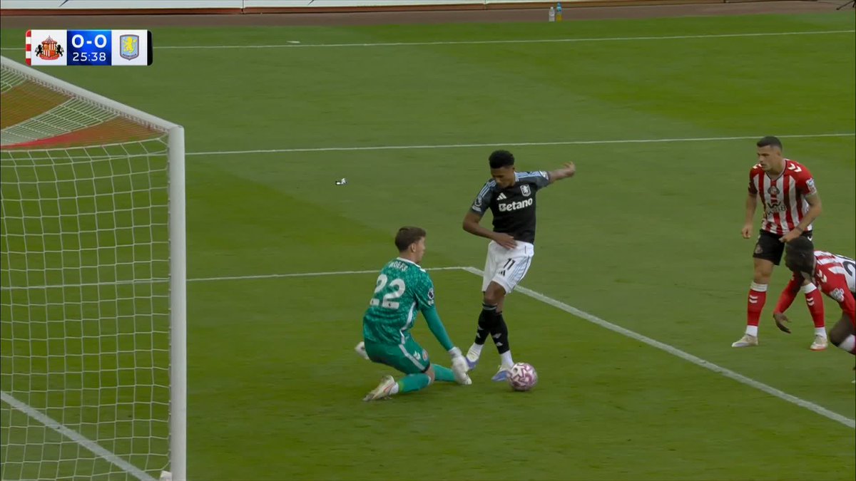 Robin Roefs denies a double strike from Guessand and Watkins! 😲