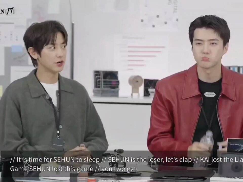 Chanyeol completing his mission to give the members a backhug so naturally 😎 the way he nodded to the staff the moment he knew he succeeded 🤍