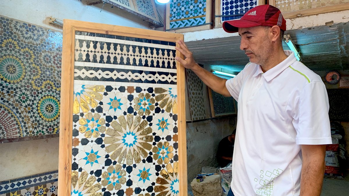 🇲🇦 Entre tradition et innovation, des artisans marocains réinventent le zellige en y intégrant des touches dorées.