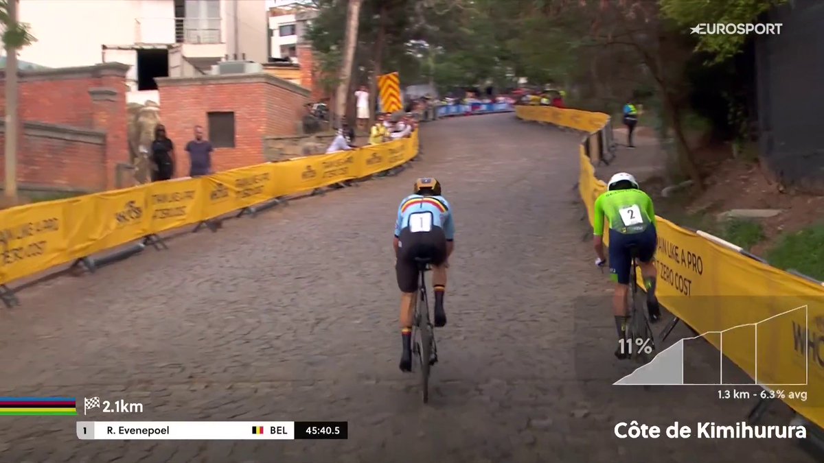 Es una de las imágenes del año en el mundo del ciclismo. Remco Evenepoel, camino de su tercer título mundial contrarreloj, dobla a Tadej Pogacar, hoy humano sobre la 'cabra'. #Kigali2025