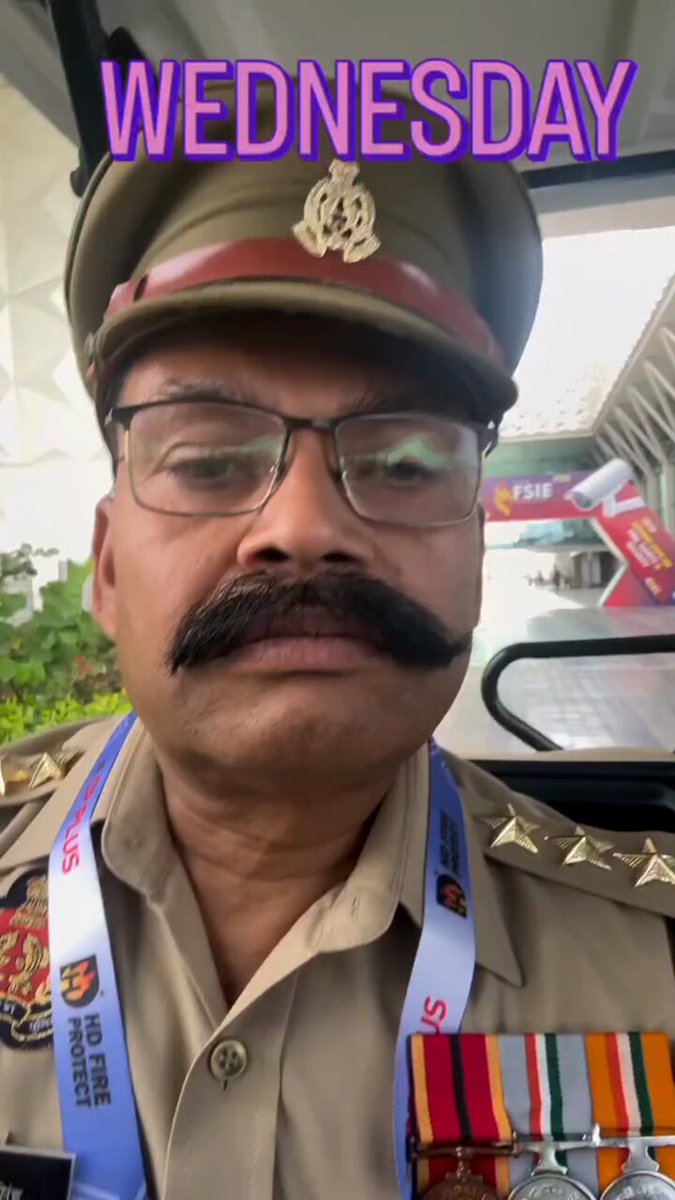 उत्तर प्रदेश के DGP साहब देख लो अपने इंस्पेक्टर को 55 से 60 की उम्र हो सकती है। लखनऊ के संजीव कुमार अग्निशमन में है इनकी दिल की भावनाएं समझो। दिल है कि मानता नहीं मूवी के गाने पर रील बनाई है। दिल तो यह चाहे हर पल तुम्हें हम बस यूं ही तुम्हे देखा करे 🤔 Yogi Adityanath CM Office, GoUP Home Department, UP DGP UP Rajeev Krishna IPS, DGP UP ADG Zone Lucknow