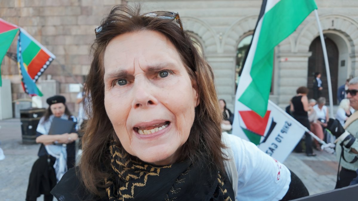 Mina damer och herrar, möt Lotten Strömstedt – syster till PK-artisten Niklas Strömstedt och dotter till Expressens gamle chefredaktör Bo Strömstedt. När man ser familjeträdet blir det tydligt: vänsterblivenhet verkar gå i släkten.