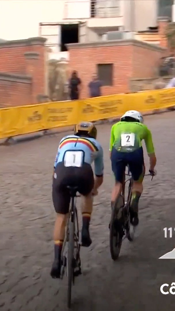 Remco Evenepoel catches and OVERTAKES Tadej Pogacar in the time trial 😱 He started two and a half minutes behind...